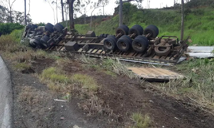 Duas pessoas ficam feridas após carreta tombar na BR-262, município de Campos Altos MG