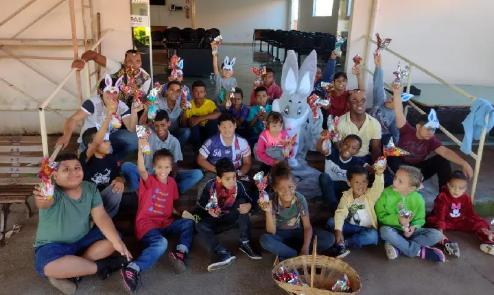 Dunga’s Auto Center promove ação de Páscoa e distribui ovos na APAE em Campos Altos