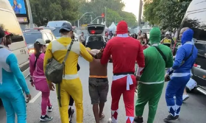 Durante carnaval, policiais fazem ação fantasiados de 'Power Rangers'