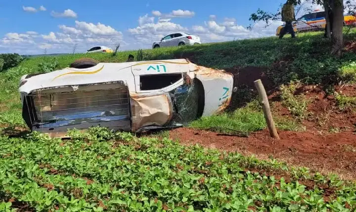 Durante translado de corpo, carro funerário capota ao desviar de animal, em rodovia em MG
