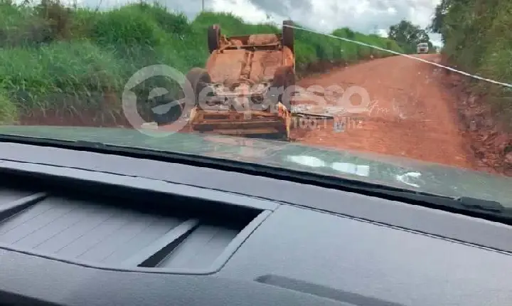 Em fim de semana atribulado, foto mostra carro capotado em estrada vicinal de Campos Altos