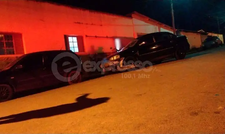 Em rua de Campos Altos, carro estacionado é atingido na traseira por outro veículo, no fim de semana