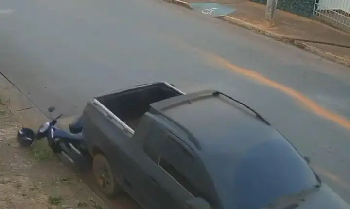 Engate de caminhonete escapa e moto estacionada se torna ‘herói improvável’ em Campos Altos