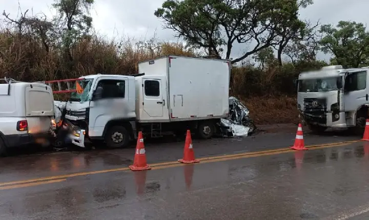 Engavetamento envolvendo seis veículos , deixa vítima fatal na BR-262 em Campos Altos