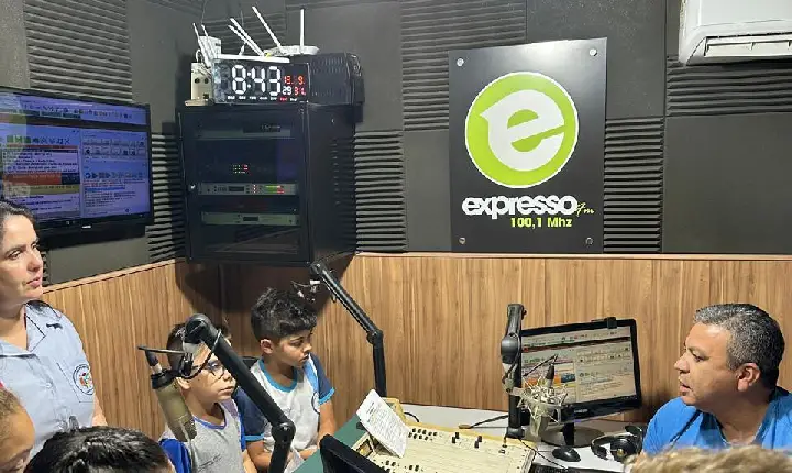 Escola Deiró Borges em Campos Altos, visita instalações da rádio Expresso FM