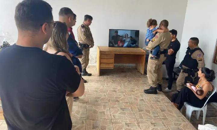 Família presta homenagem para Sargento Luiz Otávio, que se aposentará da PMMG