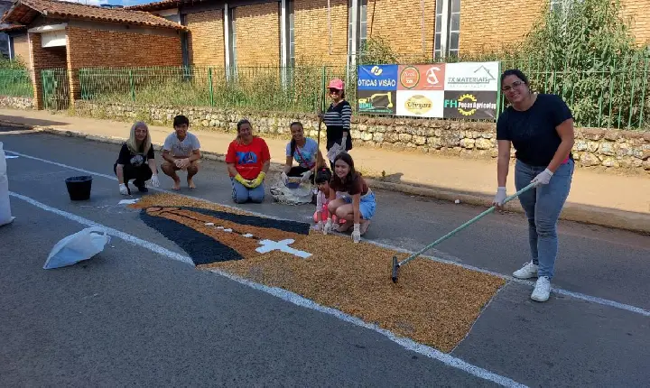 Fiéis se reúnem em ruas de Campos Altos para confecção dos tradicionais tapetes de Corpus Christi