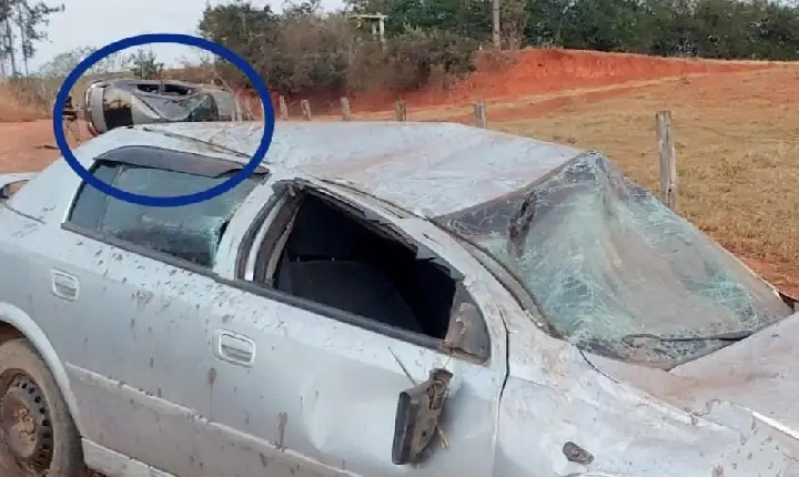 Foto mostra veículos acidentados em fatos distintos com pouca diferença de horário na BR-354 em Bambuí