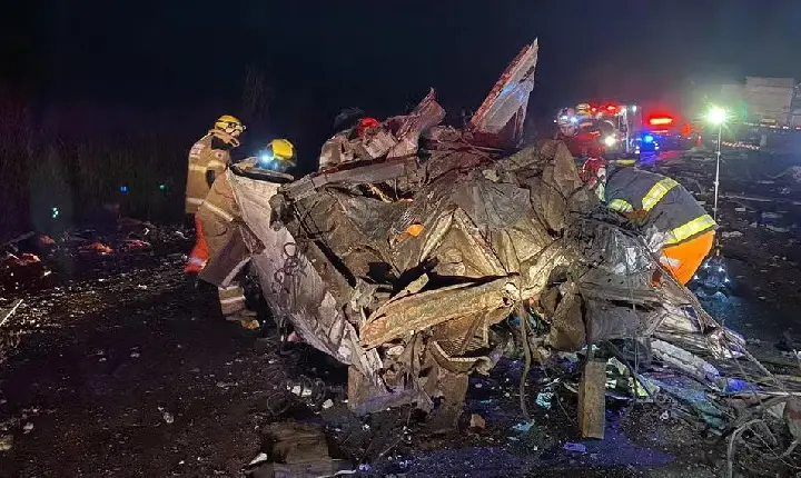Grave acidente entre carretas e caminhões mata três pessoas na BR-262 em MG; pai e filha estão entre as vítimas
