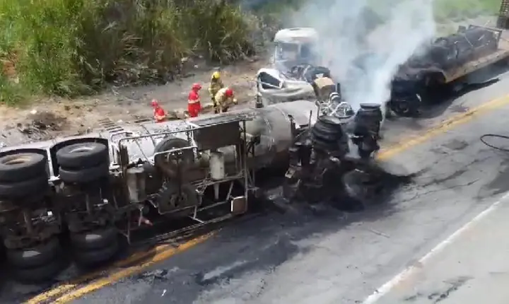 Grave acidente na BR-262 em Luz-MG resulta em incêndio e morte de caminhoneiro