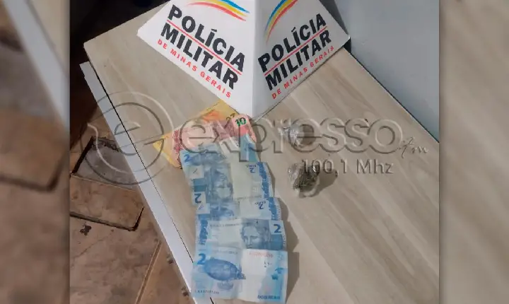 Grupo é detido pela Polícia Militar com drogas, em praça de Araxá