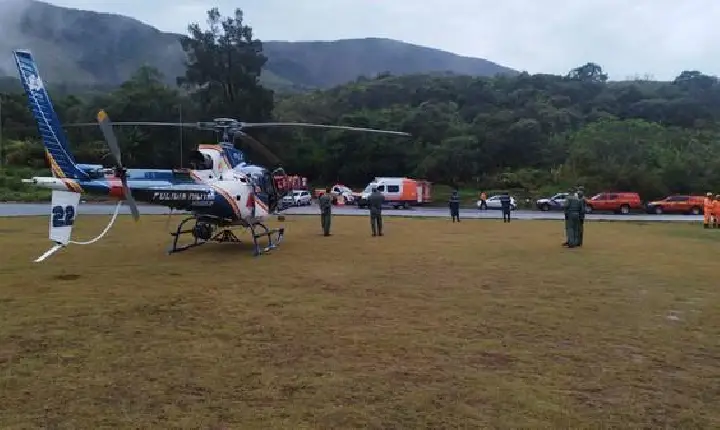 Helicóptero dos bombeiros cai e mata tripulação durante buscas de monomotor em MG