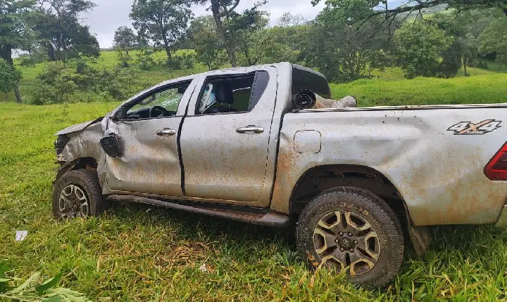 Hilux que seguia de Ibiá para Campos Altos capota na BR-262; veículo era ocupado por duas pessoas
