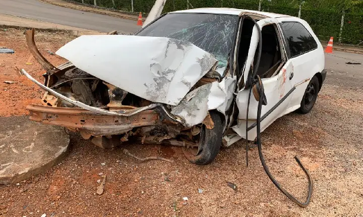 Homem de 22 anos perde controle em curva e atinge poste na avenida que liga ao Santuário, em Campos Altos