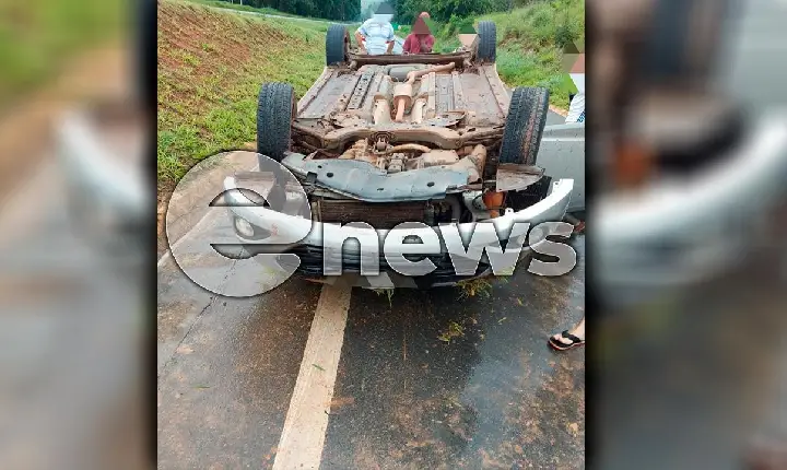Homem de 23 e mulher de 22 anos ficam feridos após carro capotar na MG-050