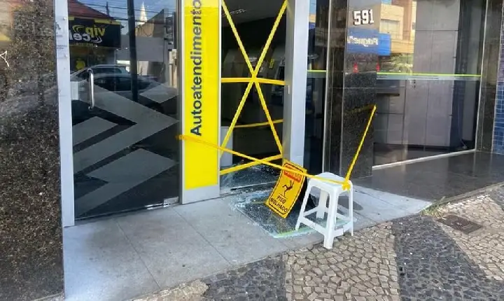 Homem destrói fachada de agência bancária depois de não conseguir pagar boleto em Patos de Minas