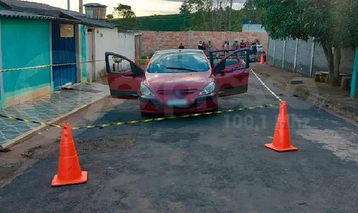 Homem é baleado dentro de carro, não resiste e morre, em Campos Altos