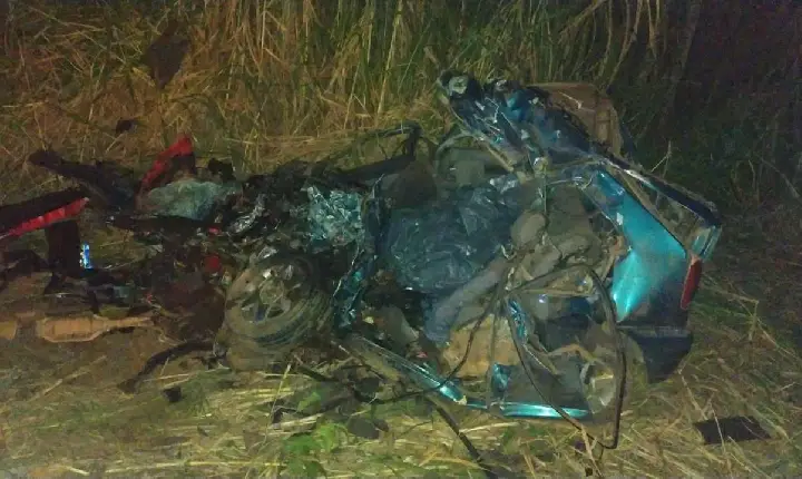 Homem e mulher morrem após acidente entre carro e caminhão na BR-262 em Luz