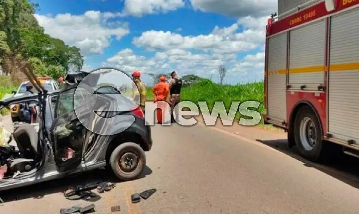 Homem e mulher que voltavam de festa em Capitólio morrem após carro colidir de frente com carreta