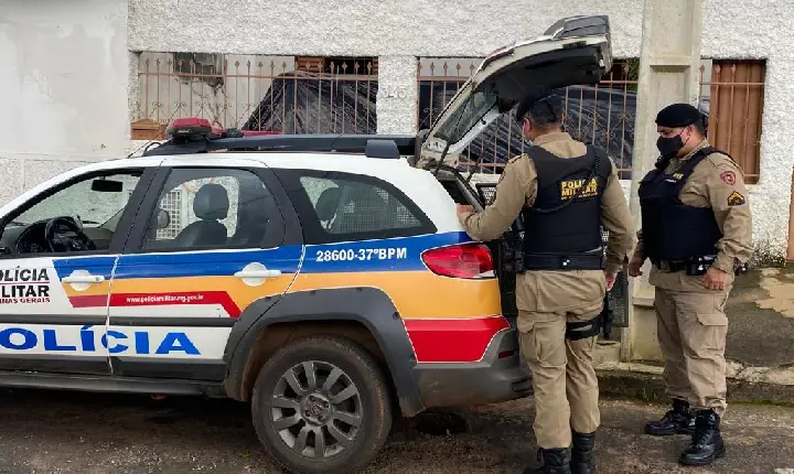 Homem é preso após perseguição policial com troca de tiros em Campos Altos