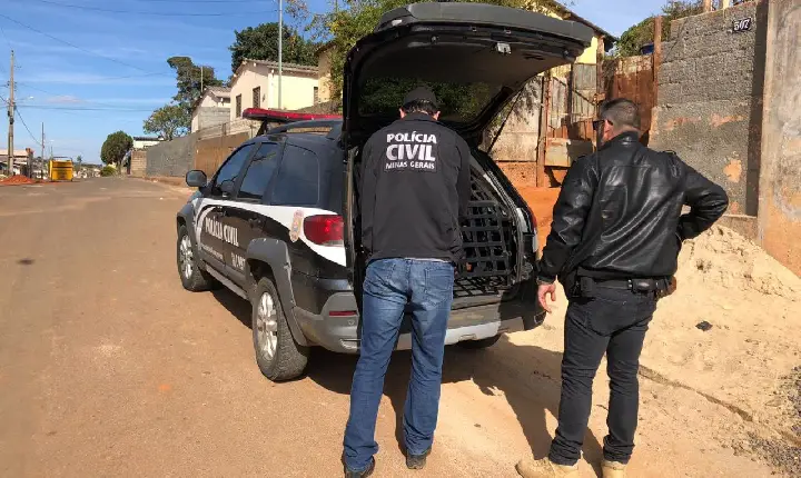 Homem é preso pela Polícia Civil após cumprimento de mandado de prisão, em Campos Altos