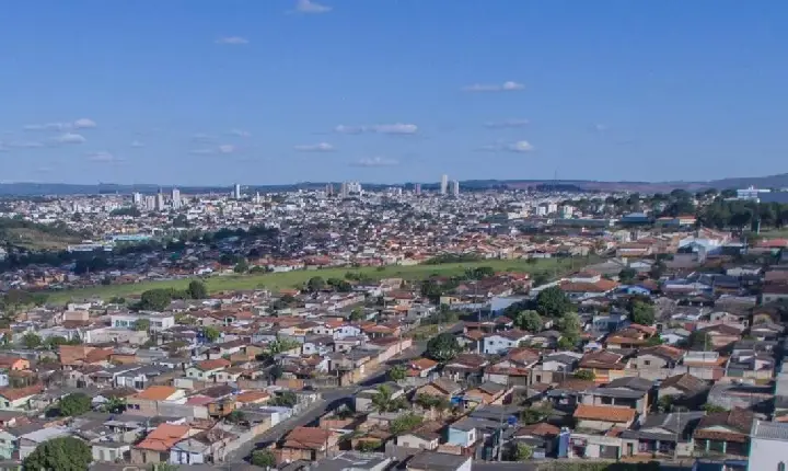 Homem é preso por descumprir medida protetiva e ameaçar a própria mãe em Araxá