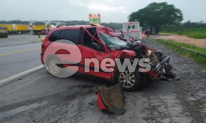 Homem fica ferido após acidente entre carro e caminhão na BR-262