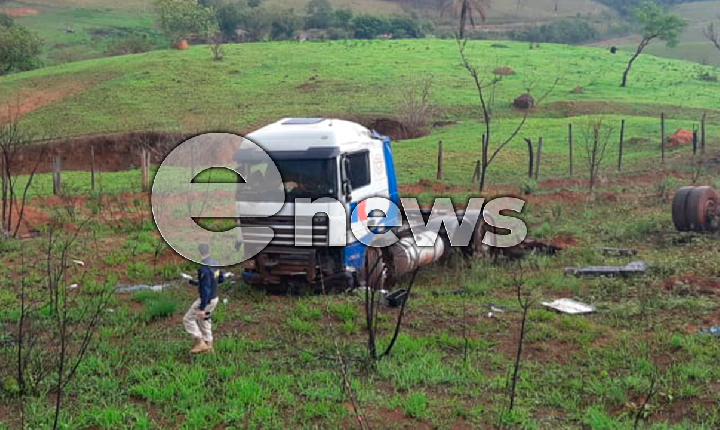 Homem fica ferido após carreta sair da pista e capotar na BR-262 em Campos Altos