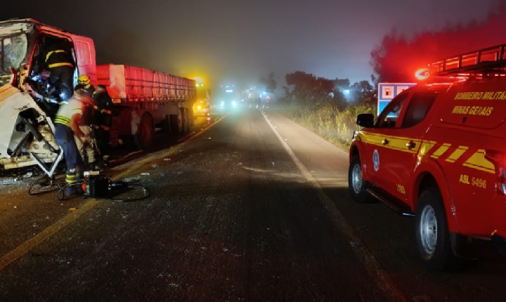 Homem fica preso às ferragens após acidente de carretas entre Araxá e Perdizes