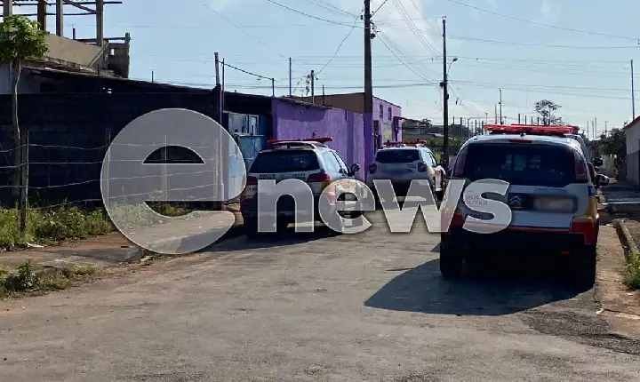 Homem leva tiro na cabeça, no bairro Nossa Senhora Aparecida, em Campos Altos; fato não aconteceu em bar