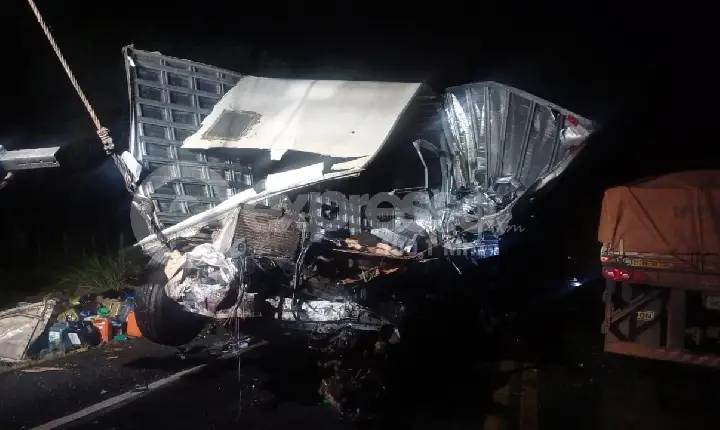 Homem morre após acidente entre carreta e caminhão na BR-354 em Bambuí