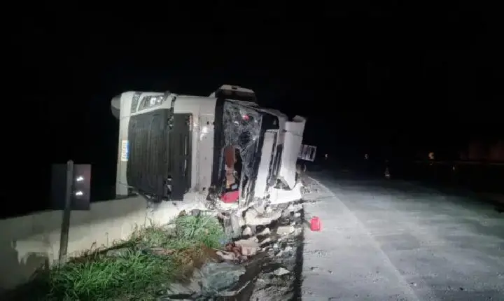 Homem morre após caminhão carregado com bois tombar, na BR-262 entre Florestal e Juatuba