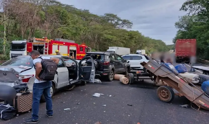 Homem morre e sete ficam feridos em engavetamento no Triângulo Mineiro
