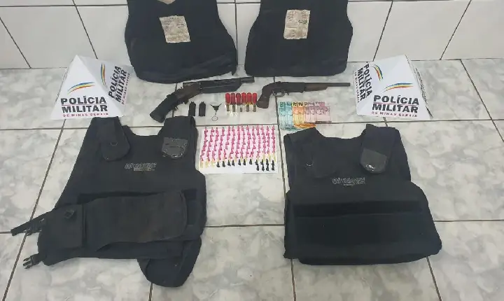 Homem que danificou veículos é preso pela PM, e grande quantidade de drogas e armas de fogo é apreendida, em Campos Altos
