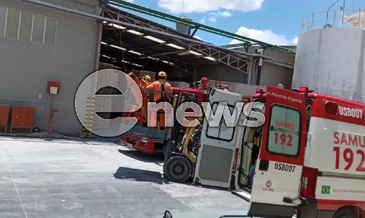 Homem trava coluna em telhado e é socorrido por Bombeiros na BR-354