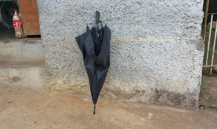 Homem usa guarda-chuva para agredir dono de bar e briga vira caso de polícia em Campos Altos