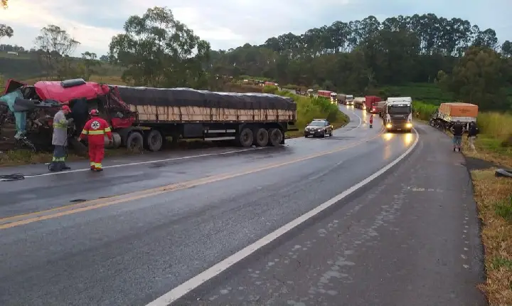 Motoristas ficam feridos em acidente na BR-262 em Campos Altos; congestionamento foi registrado