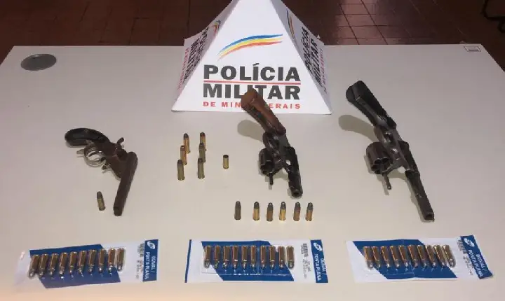 Homens são presos pela Polícia Militar com armas e cartuchos, em Ibiá