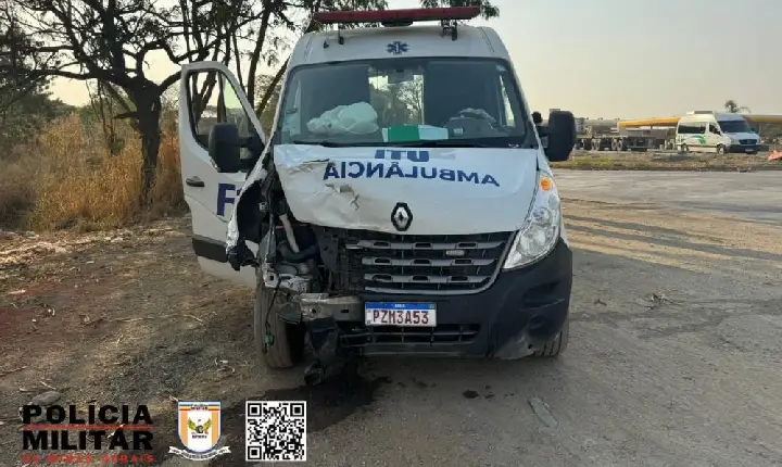 Idosa morre e duas mulheres ficam feridas após carro bater em ambulância no trevo de Arcos