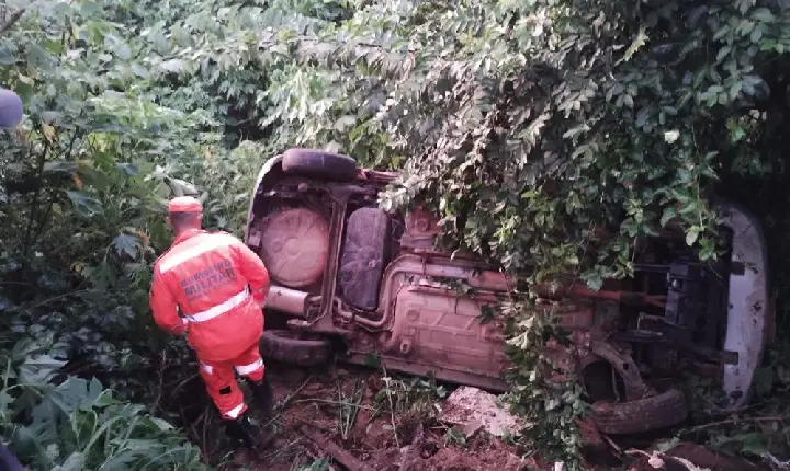 Idoso com sinais de embriaguez ,é resgatado após capotamento de carro pelos Bombeiros, em Araxá MG