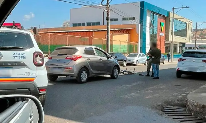 Idoso conduzindo bicicleta é atingido por carro, no Centro de Campos Altos