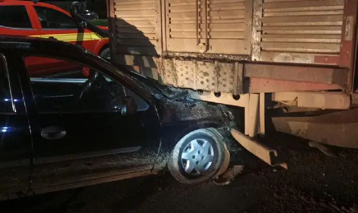Idoso de 72 anos fica ferido em colisão contra caminhão em Araxá