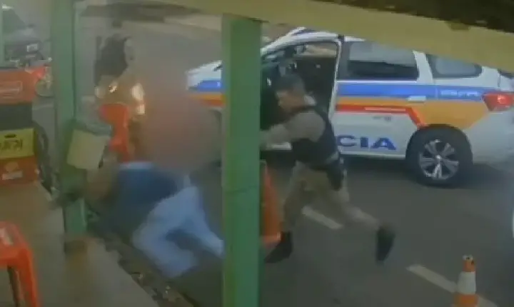 Idoso desmaia ao ser agredido por policiais militares em Santa Juliana-MG
