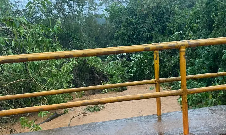 Imagens mostram alto nível de água do Córrego Barreiro após chuva, em Campos Altos