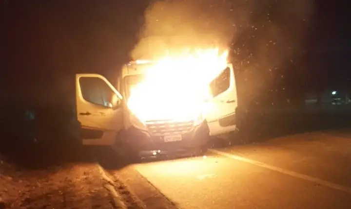 Imagens mostram ambulância de Campos Altos em chamas após registro de incêndio na BR-262