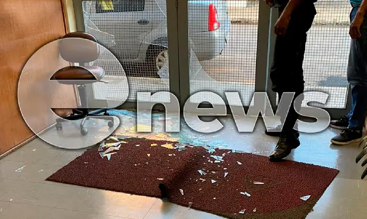 Imagens mostram como ficou a entrada do Fórum de Campos Altos após adolescente de 13 anos deteriorar o local