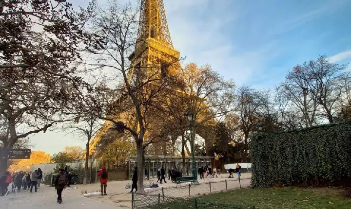 Incêndio atinge a Torre Eiffel, e turistas são evacuados