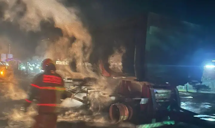 Incêndio atinge bitrem carregado com soja na LMG-827, em Ibiá