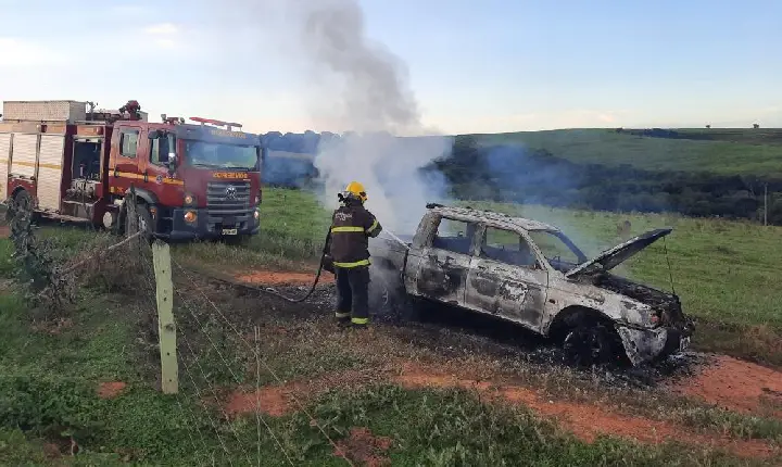 Incêndio consome caminhonete na zona rural de Perdizes