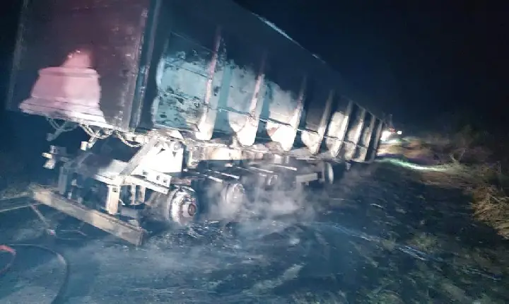 Incêndio em caminhão interdita rodovia BR-262 em Araxá